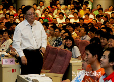 //news.renqisp.com/pic/2010/02/05/姚期智给学生们讲课.jpg