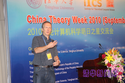 //news.renqisp.com/../pic/2010/09/14/约翰·哈斯塔德教授做报告.jpg